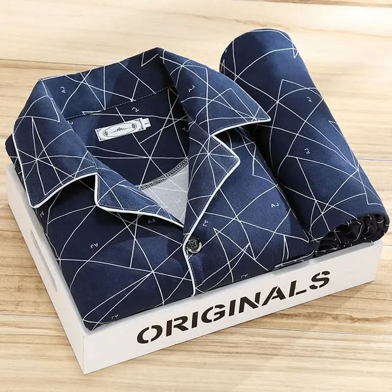 Herre i afslappet pyjamassæt med knapper. Blødt og åndbart design for maksimal komfort.