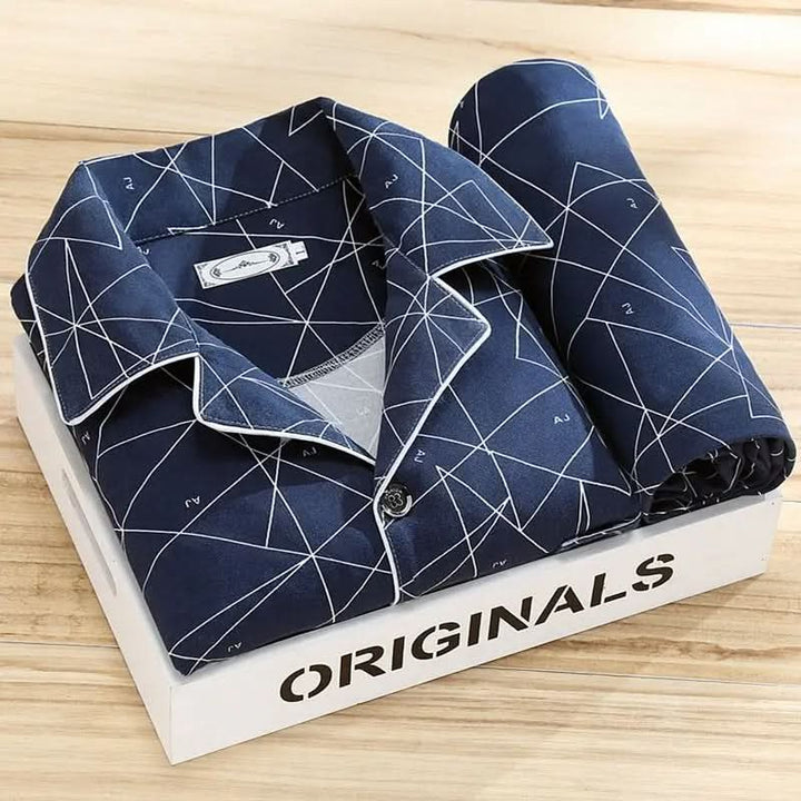 Herre i afslappet pyjamassæt med knapper. Blødt og åndbart design for maksimal komfort.