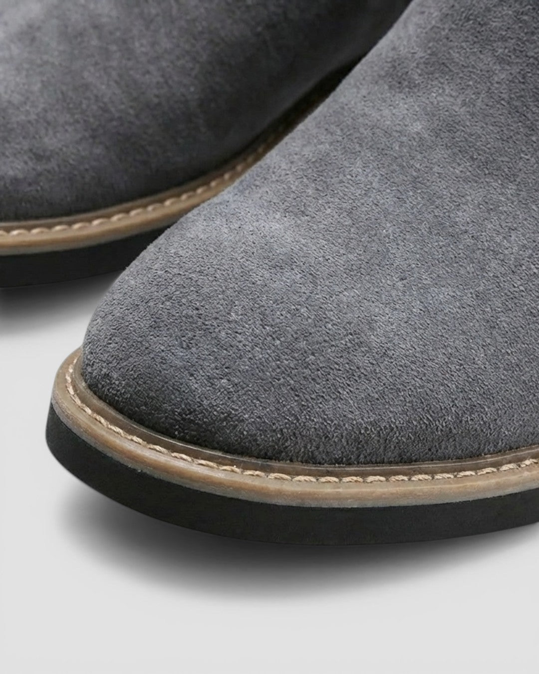 Herre ankelstøvler: Varm, sort slip-on chelsea støvle med fleksibel sål og elegant vinterstil. Perfekt valg.