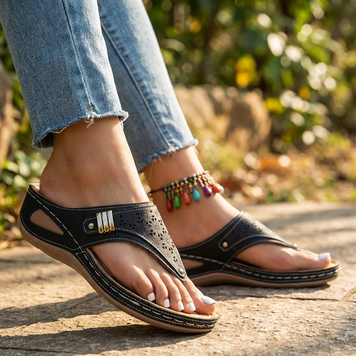 Sommer dame sandaler med stilfuldt udskåret design og ergonomisk fodseng for støtte. Komfortabelt fodtøj.
