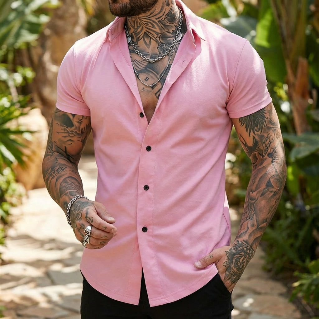 Detalje af mænds kortærmet knapskjorte, der viser slim fit og materialets kvalitet. Ideel til elegant sommerlook.