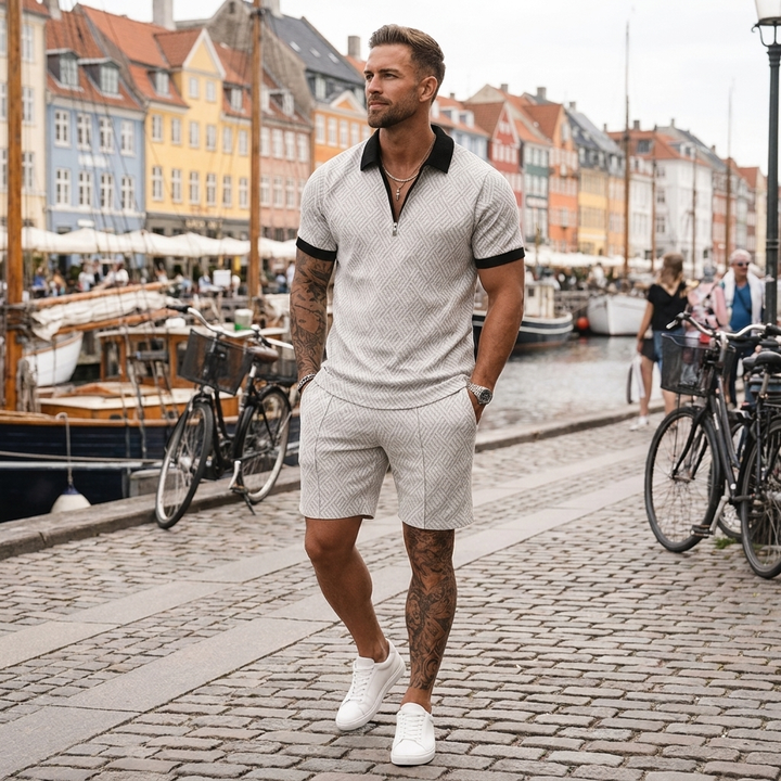 Komplet herresæt: T-shirt med krave og lynlås, matchende shorts. Moderne, afslappet og komfortabelt fritidssæt.