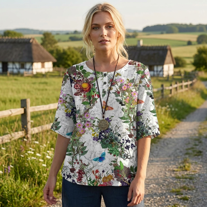Afslappet sommer top til kvinder, med farverigt blomsterprint og rund hals. Let at style.