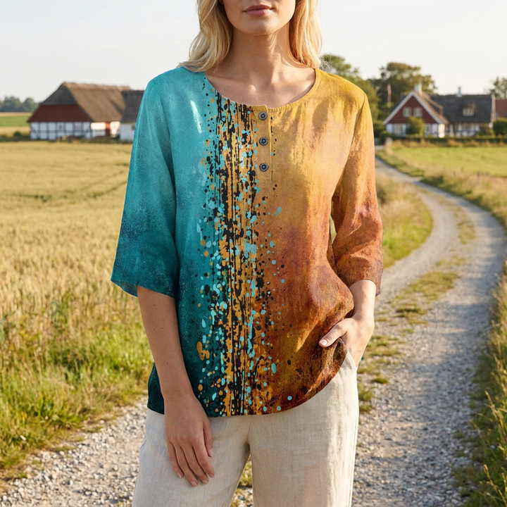 Letvægts sommerbluse med blomsterprint, rund hals, knapdetaljer. Blød og åndbar for komfort.
