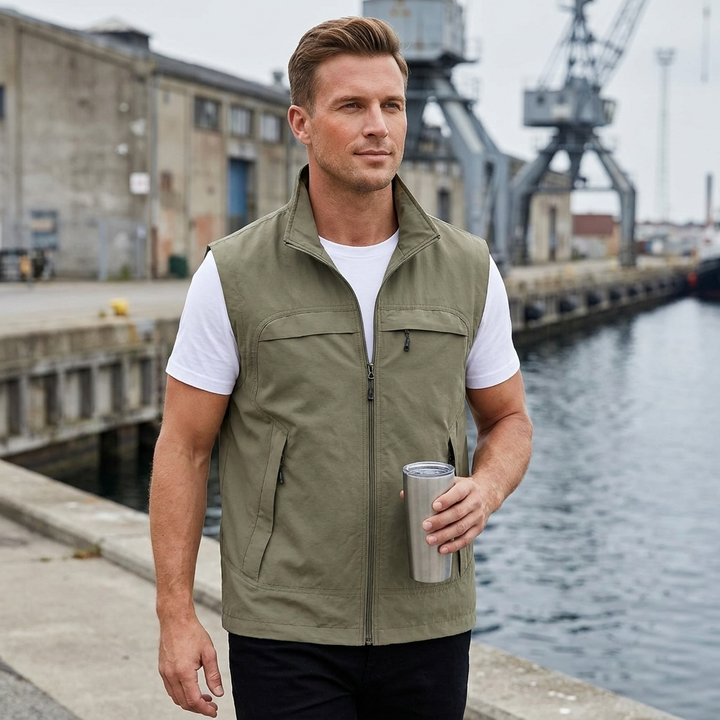 Letvægts herrevest i moderne design med lynlås. En komfortabel vest til mænd til fritid og outdoor.