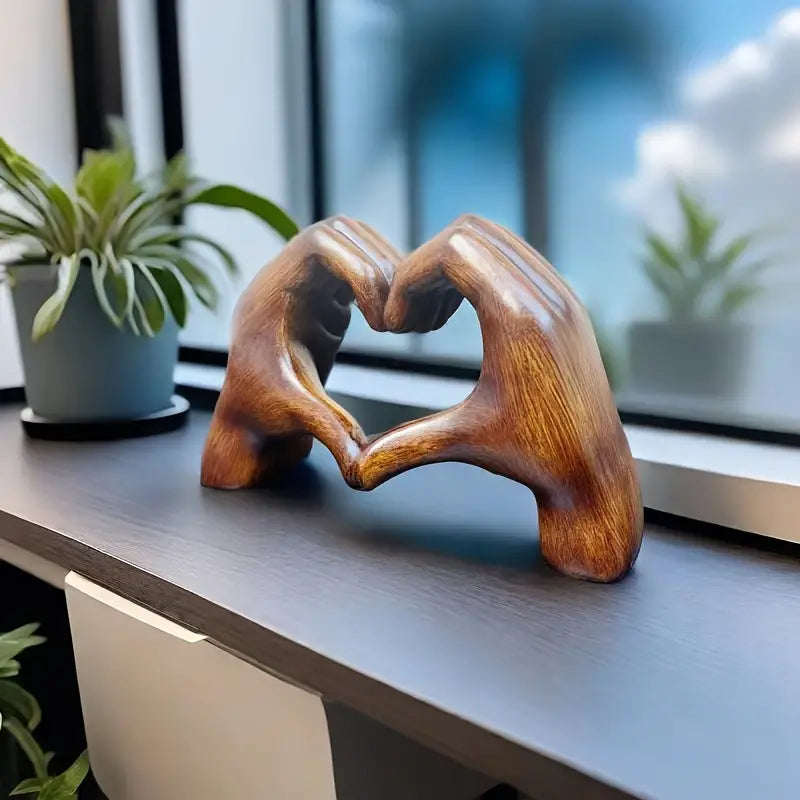 Detaljeret trælook hjerte statue. Unik hjemmeindretning, design kunst til et romantisk touch.