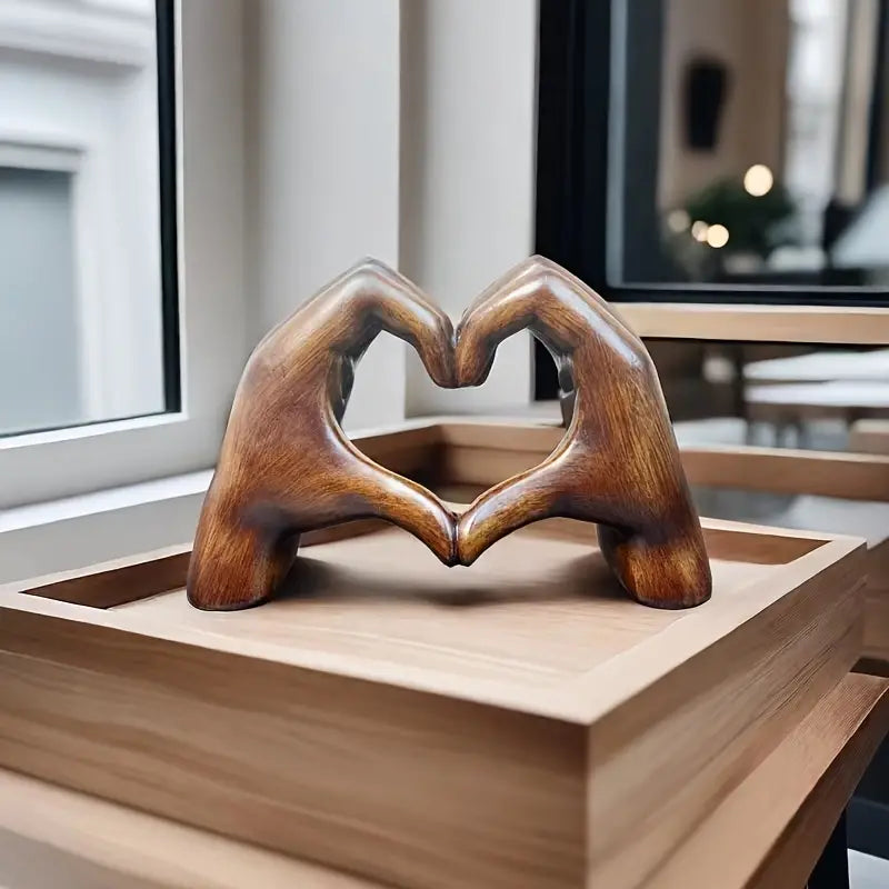 Hjerteformet gestusstatue med varmt trælook. Symboliserer kærlighed, kunst og moderne indretning.