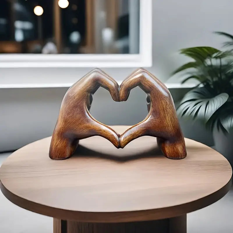 Smuk hjerteformet statue med trælook. Romantisk dekoration til hjemmet og en betænksom gaveidé.