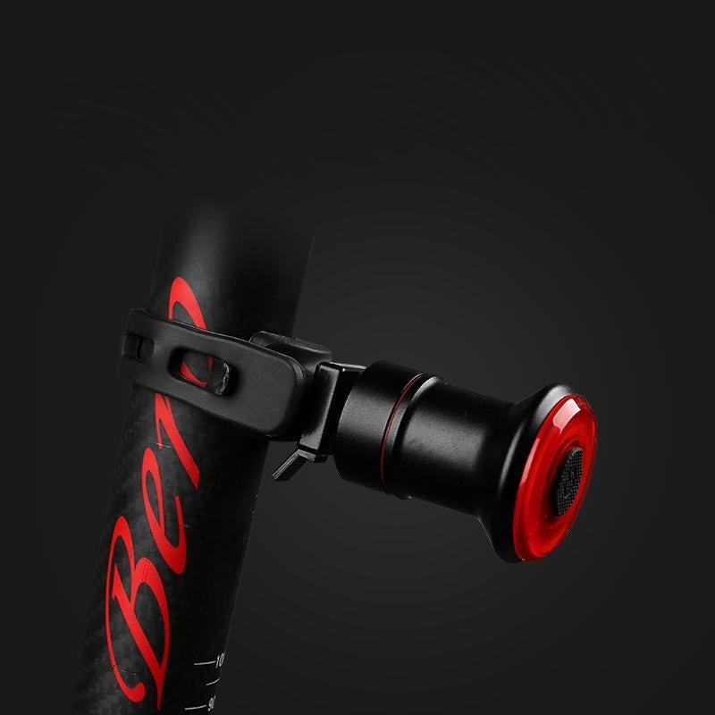 Højlyskende USB baglygte i aluminium med LED-COB og EnSca-linse, kompakt og vejrbestandig til cykler.
