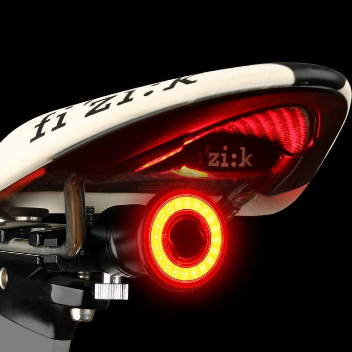 Højlyskende USB baglygte i aluminium med LED-COB og EnSca-linse, kompakt og vejrbestandig til cykler.