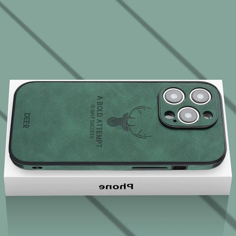 Højkvalitets brun ruskind iPhone-cover, stødsikkert med kameraobjektivbeskyttelse for optimal luksus og beskyttelse.