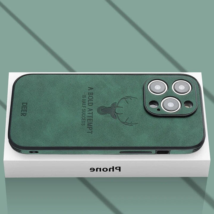 Højkvalitets brun ruskind iPhone-cover, stødsikkert med kameraobjektivbeskyttelse for optimal luksus og beskyttelse.