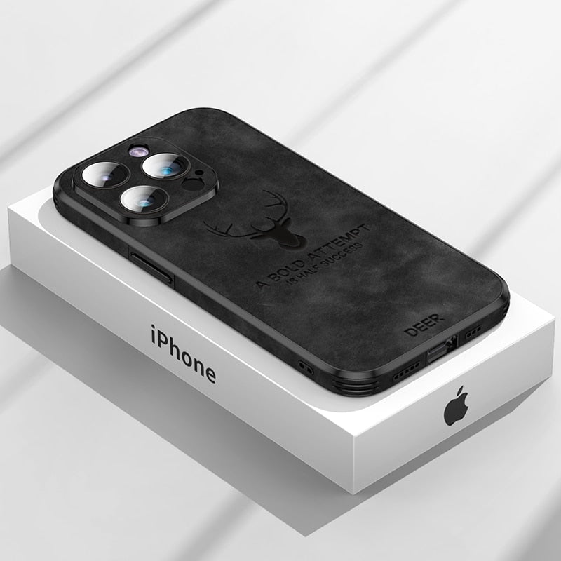 Højkvalitets brun ruskind iPhone-cover, stødsikkert med kameraobjektivbeskyttelse for optimal luksus og beskyttelse.