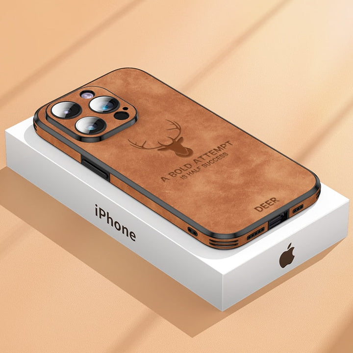 Højkvalitets brun ruskind iPhone-cover, stødsikkert med kameraobjektivbeskyttelse for optimal luksus og beskyttelse.