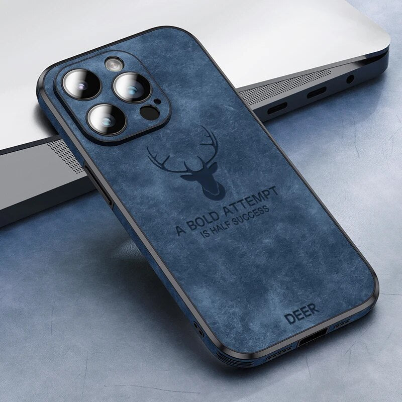 Højkvalitets brun ruskind iPhone-cover, stødsikkert med kameraobjektivbeskyttelse for optimal luksus og beskyttelse.