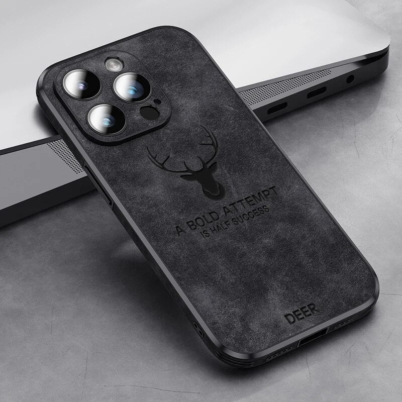 Højkvalitets brun ruskind iPhone-cover, stødsikkert med kameraobjektivbeskyttelse for optimal luksus og beskyttelse.