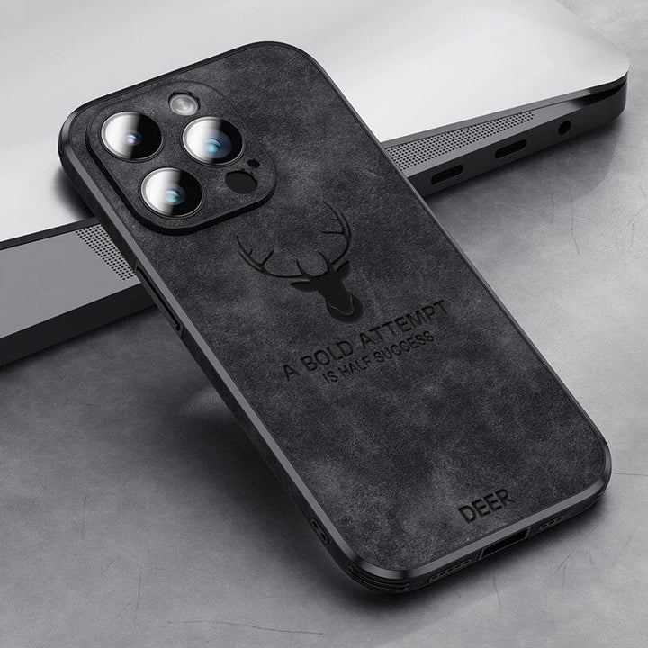 Højkvalitets brun ruskind iPhone-cover, stødsikkert med kameraobjektivbeskyttelse for optimal luksus og beskyttelse.