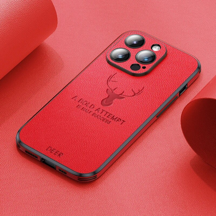 Højkvalitets brun ruskind iPhone-cover, stødsikkert med kameraobjektivbeskyttelse for optimal luksus og beskyttelse.