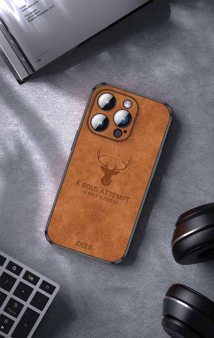 Højkvalitets brun ruskind iPhone-cover, stødsikkert med kameraobjektivbeskyttelse for optimal luksus og beskyttelse.