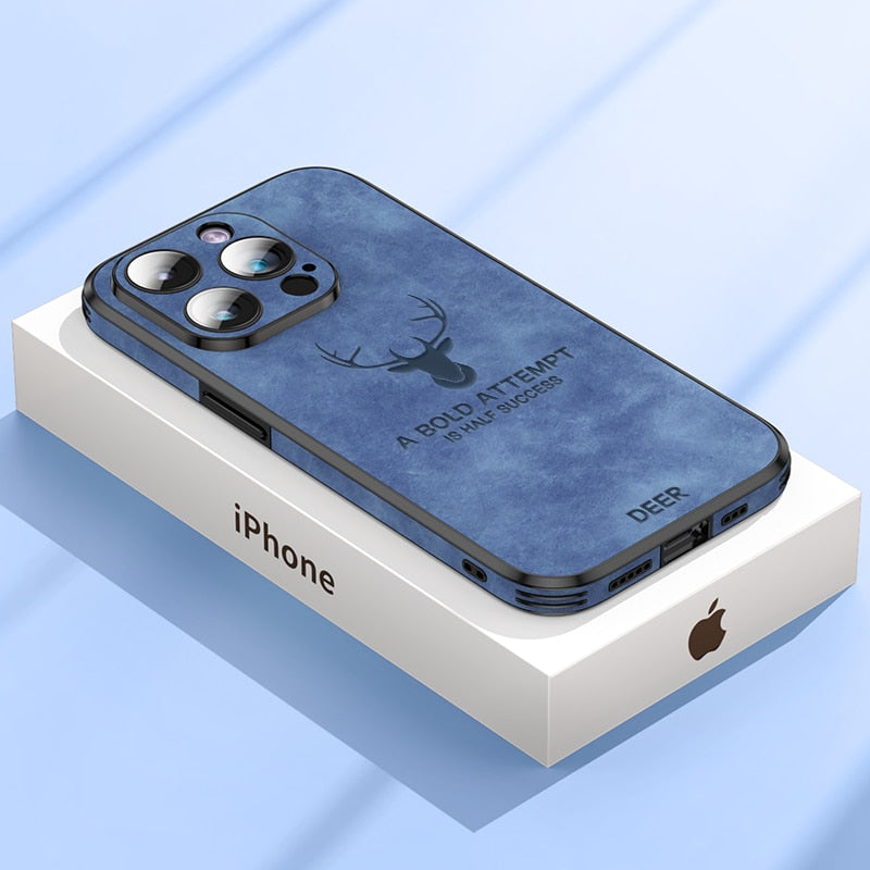 Højkvalitets brun ruskind iPhone-cover, stødsikkert med kameraobjektivbeskyttelse for optimal luksus og beskyttelse.
