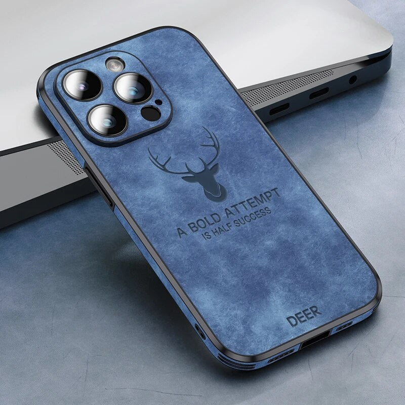 Højkvalitets brun ruskind iPhone-cover, stødsikkert med kameraobjektivbeskyttelse for optimal luksus og beskyttelse.