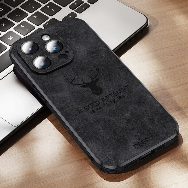 Højkvalitets brun ruskind iPhone-cover, stødsikkert med kameraobjektivbeskyttelse for optimal luksus og beskyttelse.