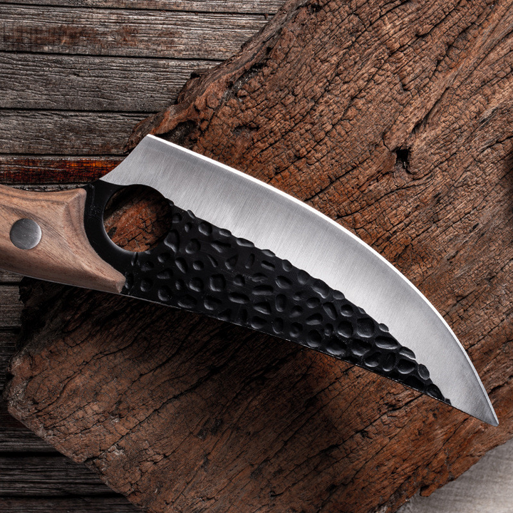 Højkvalitets køkkenkniv med skarpt, rustfrit stålblad og ergonomisk træskaft, ideel for hjemmekokke og professionelle.