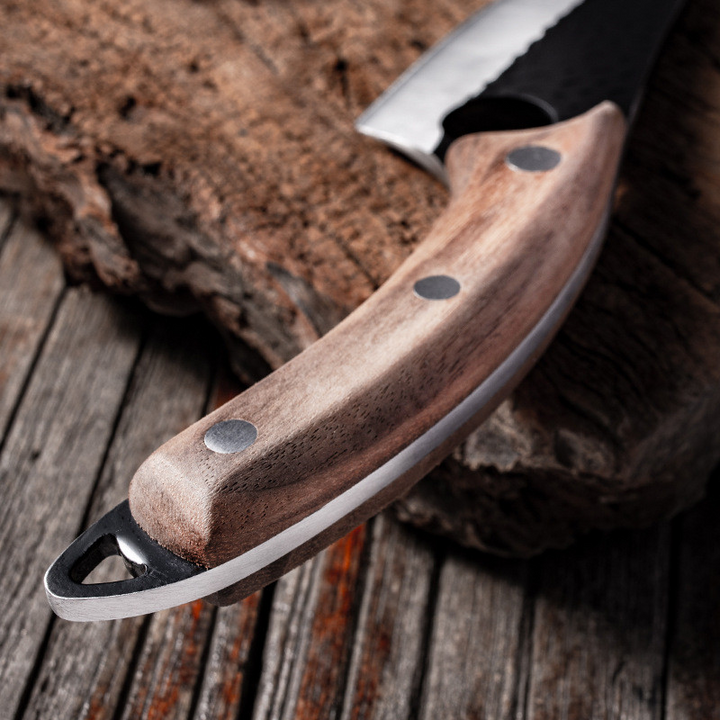 Højkvalitets køkkenkniv med skarpt, rustfrit stålblad og ergonomisk træskaft, ideel for hjemmekokke og professionelle.
