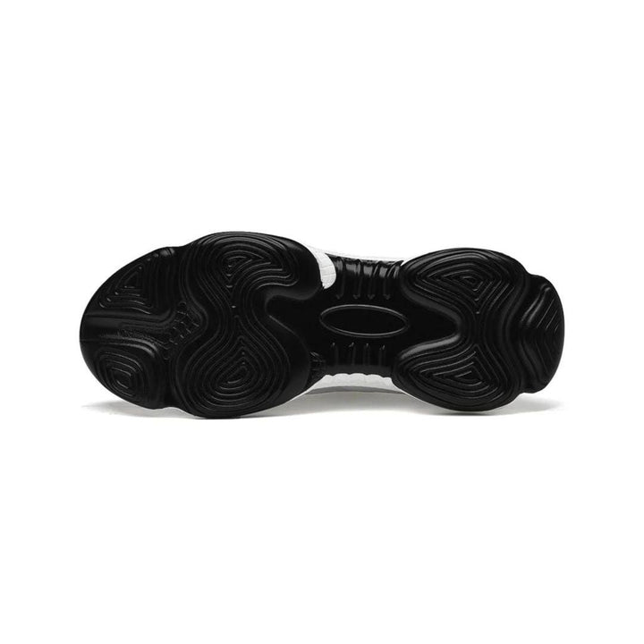 Hvid herre sportsneakers med innovative højdefunktioner for den moderne mand.