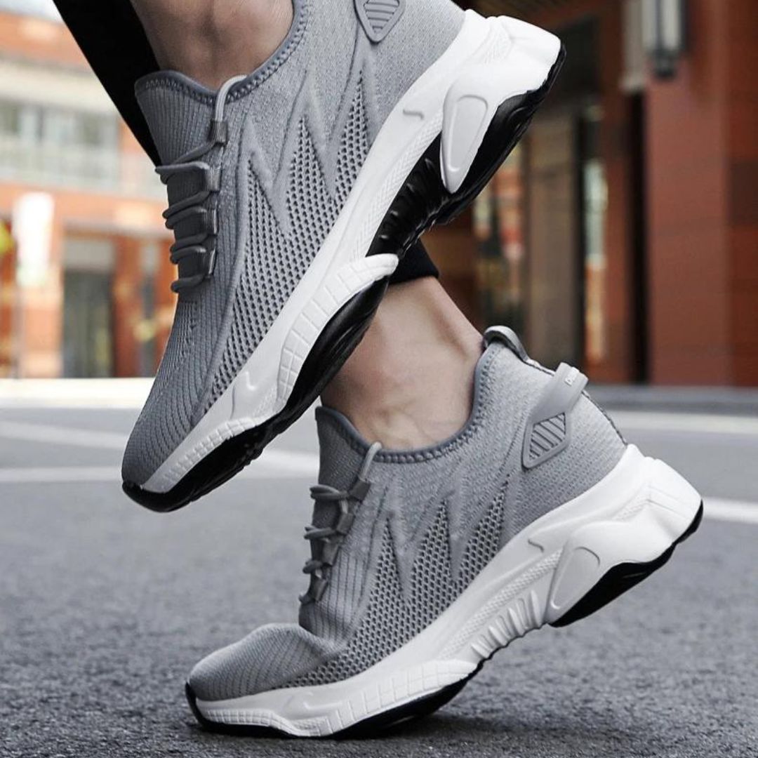 Herre sportsneakers i hvid, åndbare og lette, med op til 5 cm højdeforøgelse.