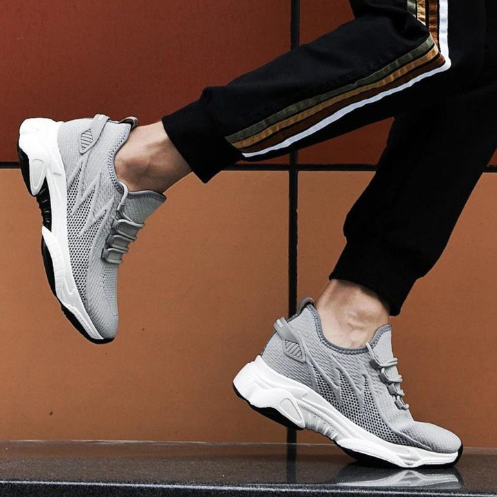 Hvid herre sportsneakers, diskret højdeforøgelse, moderne design.