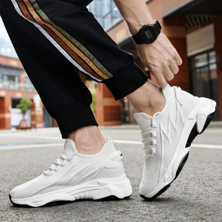 Moderne hvide herre sportsneakers med diskret højdeforøgelse for sport og stil.