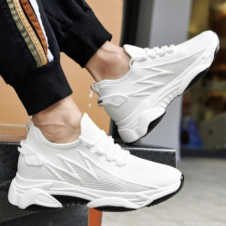 Hvide sportsneakers til mænd, åndbare og lette med intern hælhævning.