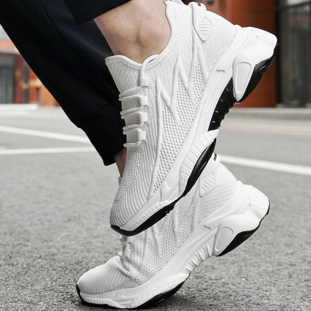 Komfortable hvide herre sneakers, der øger højden og fremmer bevægelsesfrihed.