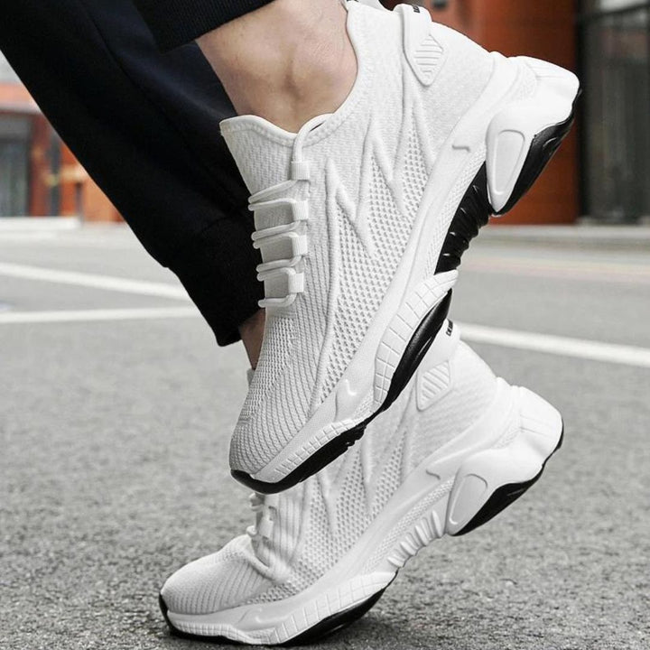 Komfortable hvide herre sneakers, der øger højden og fremmer bevægelsesfrihed.