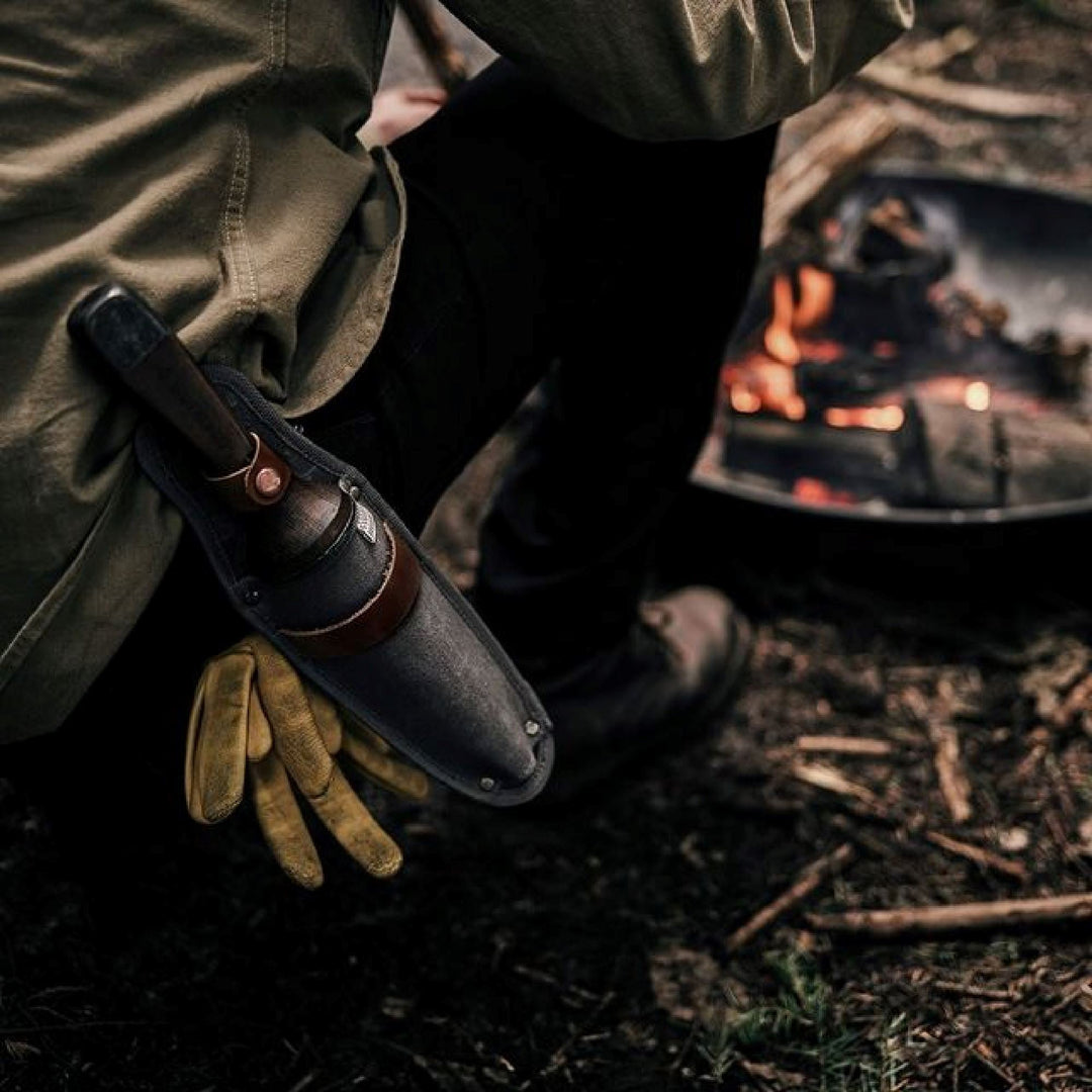 Ergonomisk valnøddetræshåndtag på Hori Hori haveredskabet. Komfortabelt greb til havearbejde, bushcraft og camping.