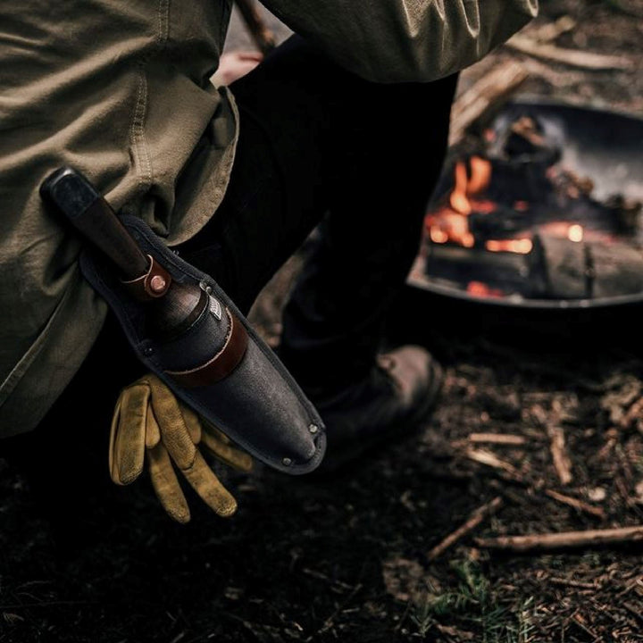 Ergonomisk valnøddetræshåndtag på Hori Hori haveredskabet. Komfortabelt greb til havearbejde, bushcraft og camping.