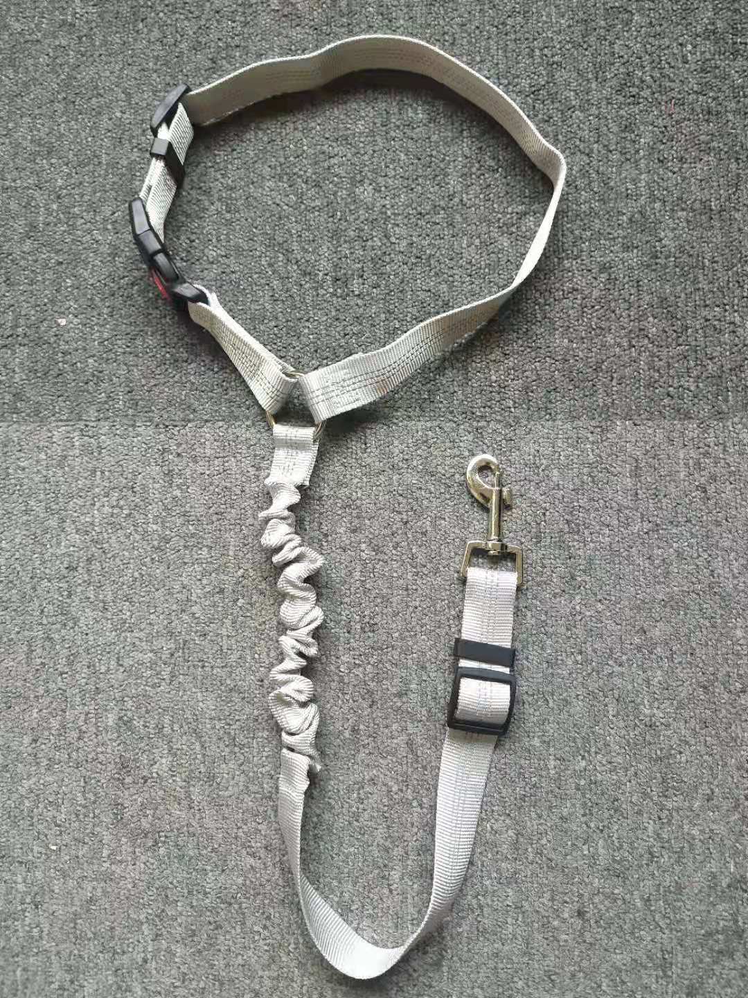 Hundebilsikkerhedssele, justerbar, mange farver, 360-graders karabiner, for sikre og bekvemme bilture.
