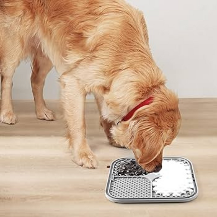 Hundeslikkemåtte: skridsikker tekstur for stressreduktion, tandpleje og længere fodringstid, i robuste, farverige designs.