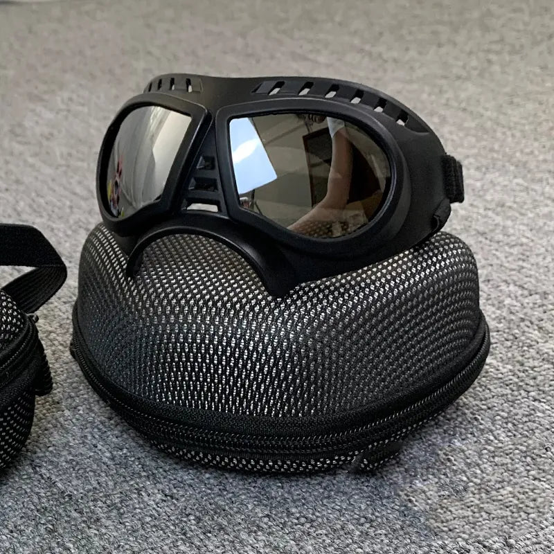 Hundebeskyttelsesbriller med UV-beskyttelse i moderne design, ideel til udendørs aktiviteter, stilfuld og sikker beskyttelse.