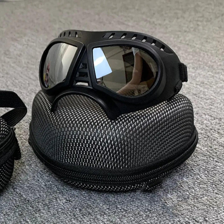 Hundebeskyttelsesbriller med UV-beskyttelse i moderne design, ideel til udendørs aktiviteter, stilfuld og sikker beskyttelse.