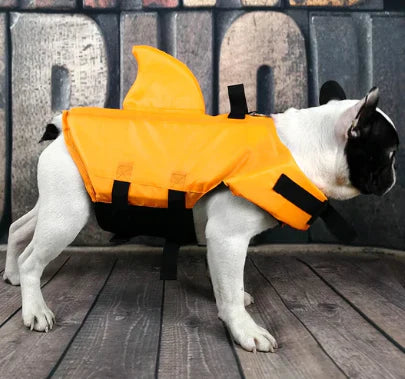 Hundesvømmevest med hajfinne i blåt stof, justerbare stropper for optimal sikkerhed i vandet, egnet til hunde i alle størrelser.