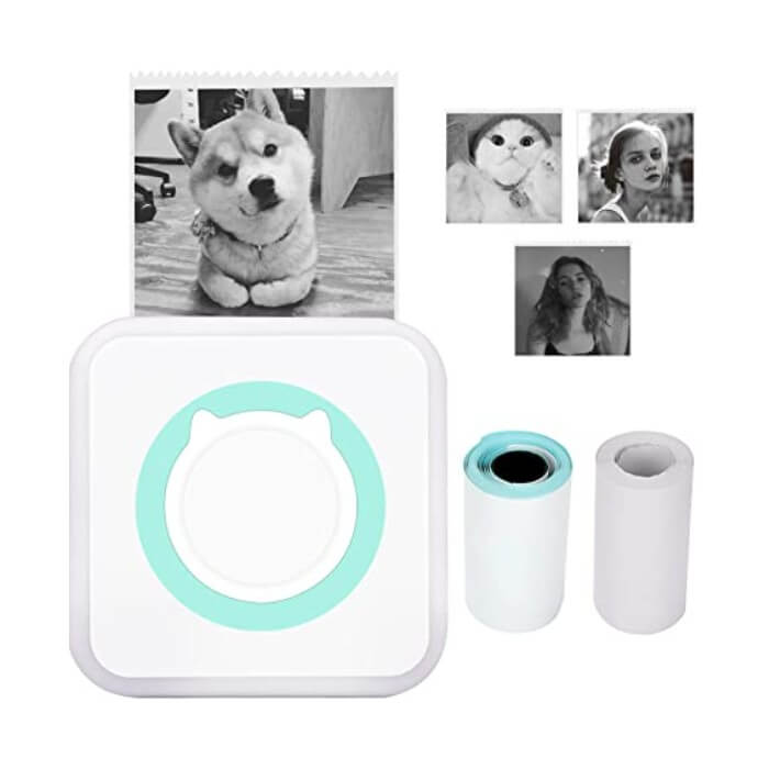 En hånd udskriver et sort/hvidt billede eller etiket med den trådløse mini fotoprinter via Bluetooth.