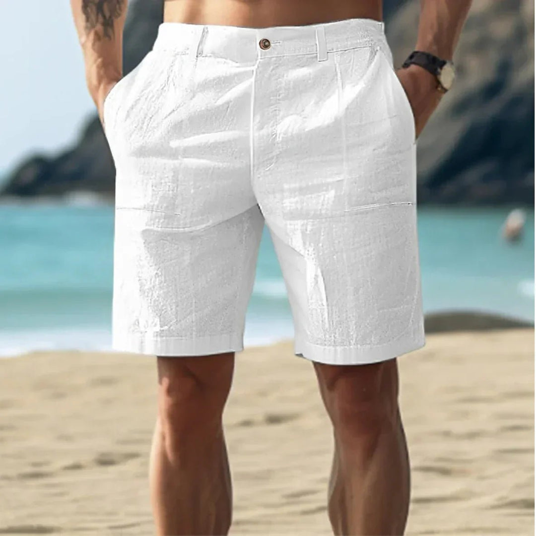 Hvid casual flat-front herre linned sommershorts. Behagelig til rejser og afslappet weekendbrug.