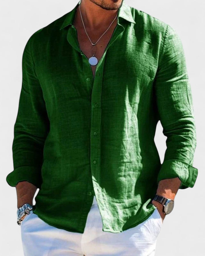 Mand i en klassisk hvid hørskjorte kombineret med chinos, perfekt sommerskjorte til modebevidste.