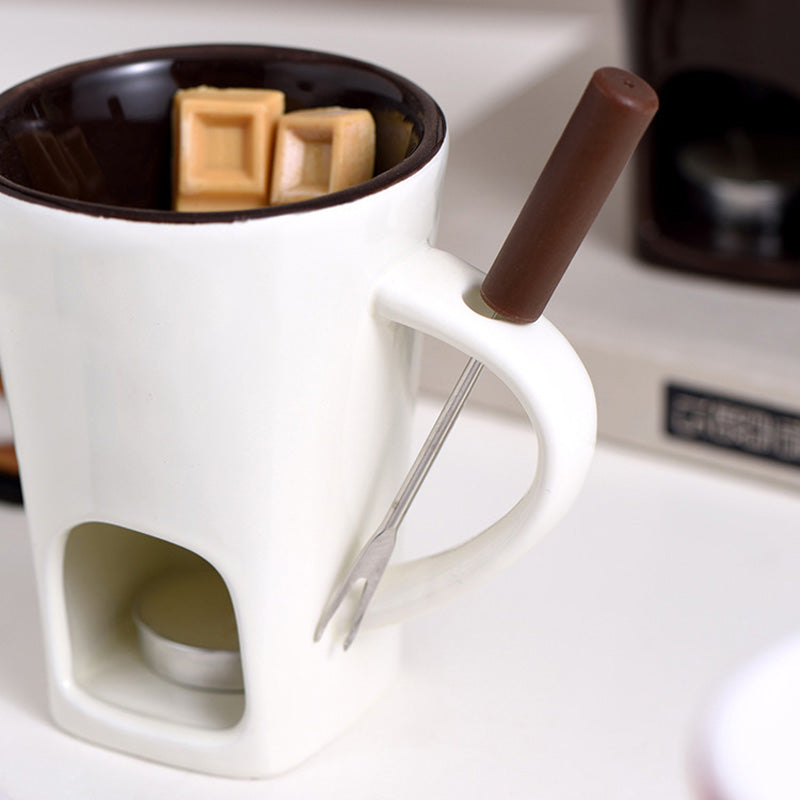Køkkenudstyr: robust keramisk fonduekop, perfekt til ostefondue eller chokolade.