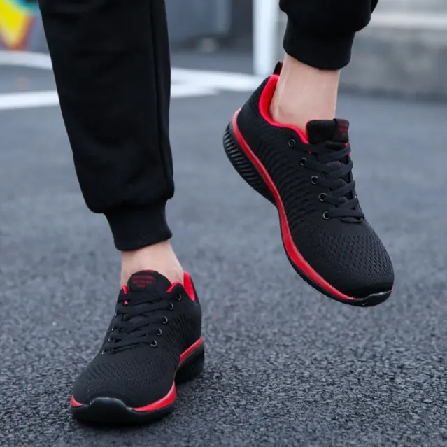 Lette og komfortable ortopædiske sneakers til kvinder, ideel til lange gåture og daglig aktivitet.