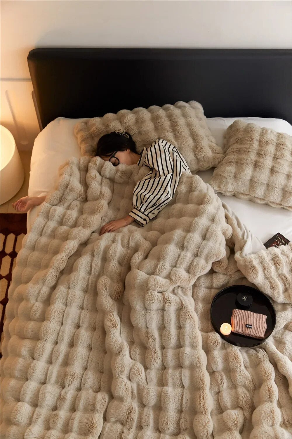 Hygge plystæppe unisex. Blødt og varmt tæppe perfekt til sofaen. Optimal komfort til dit hjem.