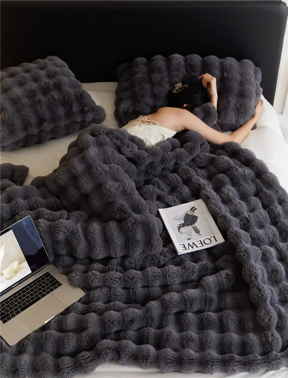 Blødt hygge plystæppe, perfekt til afslapning og optimal komfort i hjemmet eller på sofaen.