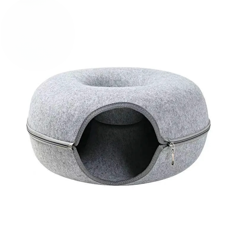 Hyggelig donut katteseng med tunnel til leg og hvile. Komfortabel kattehule til din kat.
